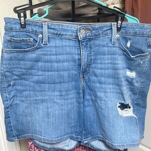 New without tag Levi’s mid length shorts size 16W
